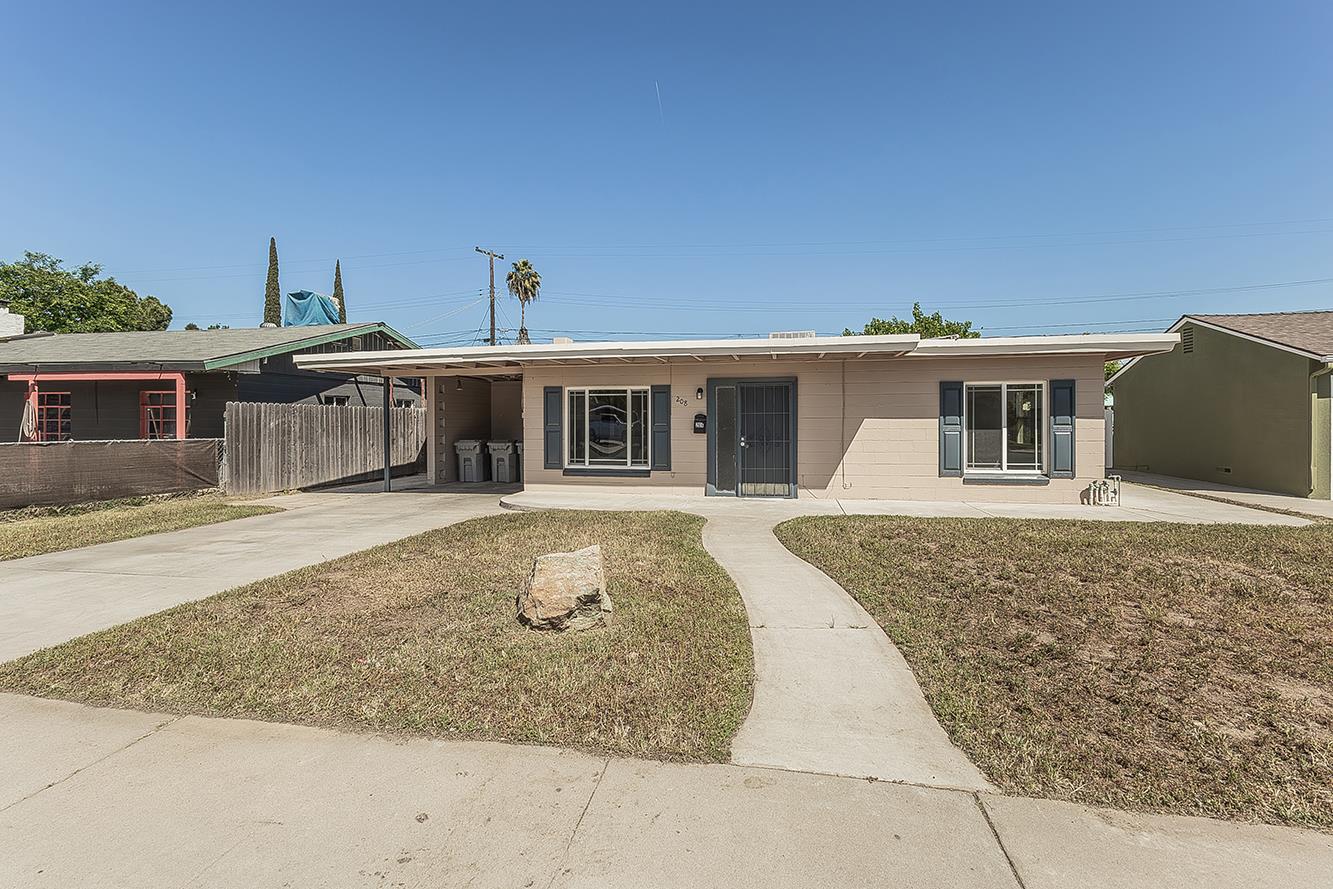 208 West Hampton Way Fresno, CA 93705 - Photo 2 of 40