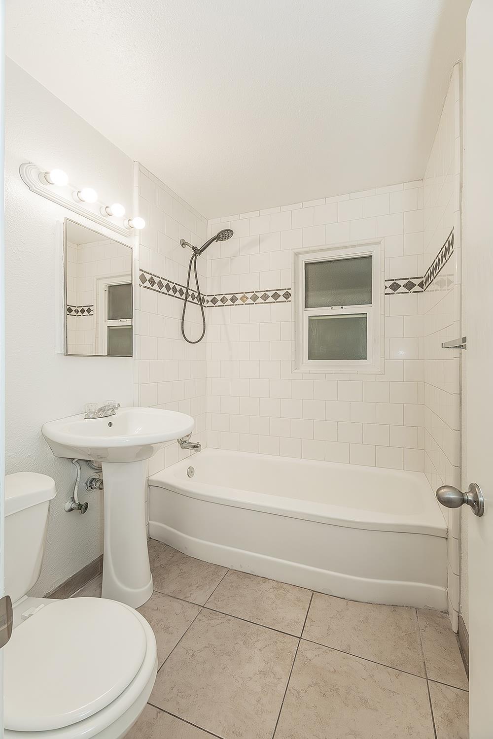 208 West Hampton Way Fresno, CA 93705 - Photo 22 of 40