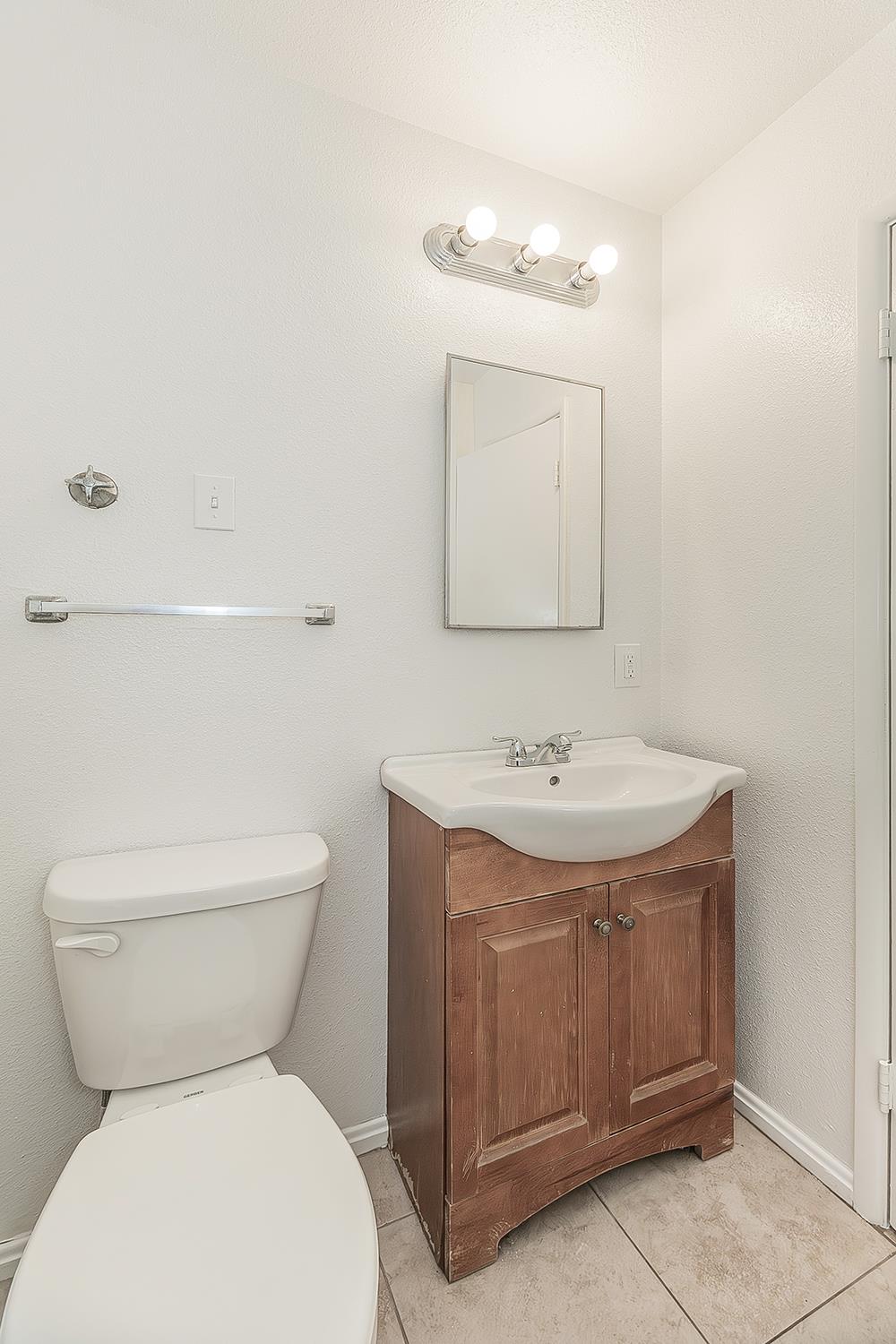 208 West Hampton Way Fresno, CA 93705 - Photo 25 of 40