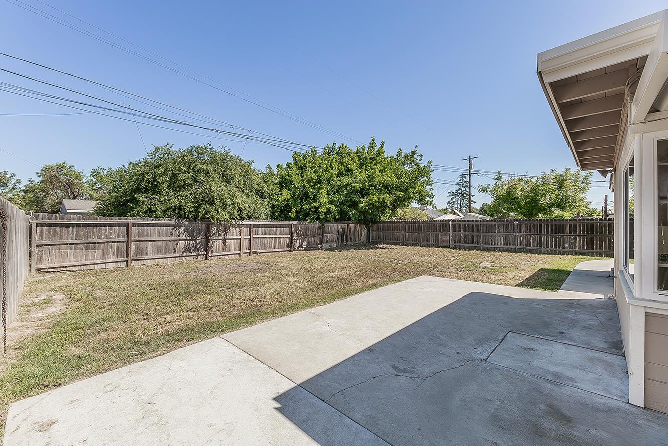 208 West Hampton Way Fresno, CA 93705 - Photo 29 of 40