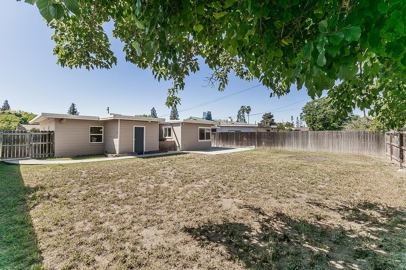 208 West Hampton Way Fresno, CA 93705 - Photo 32 of 40
