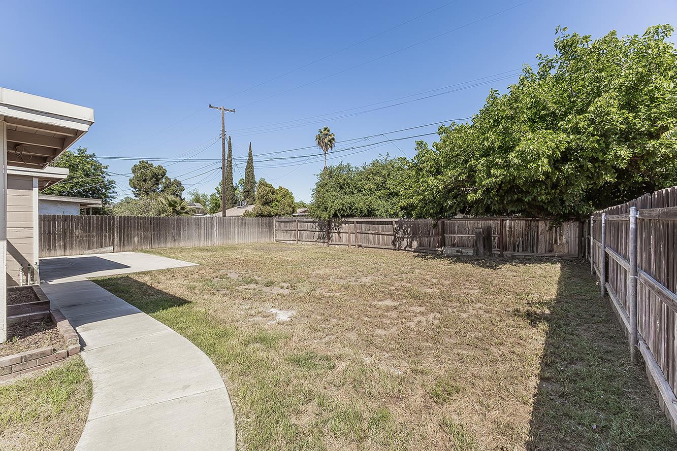 208 West Hampton Way Fresno, CA 93705 - Photo 33 of 40