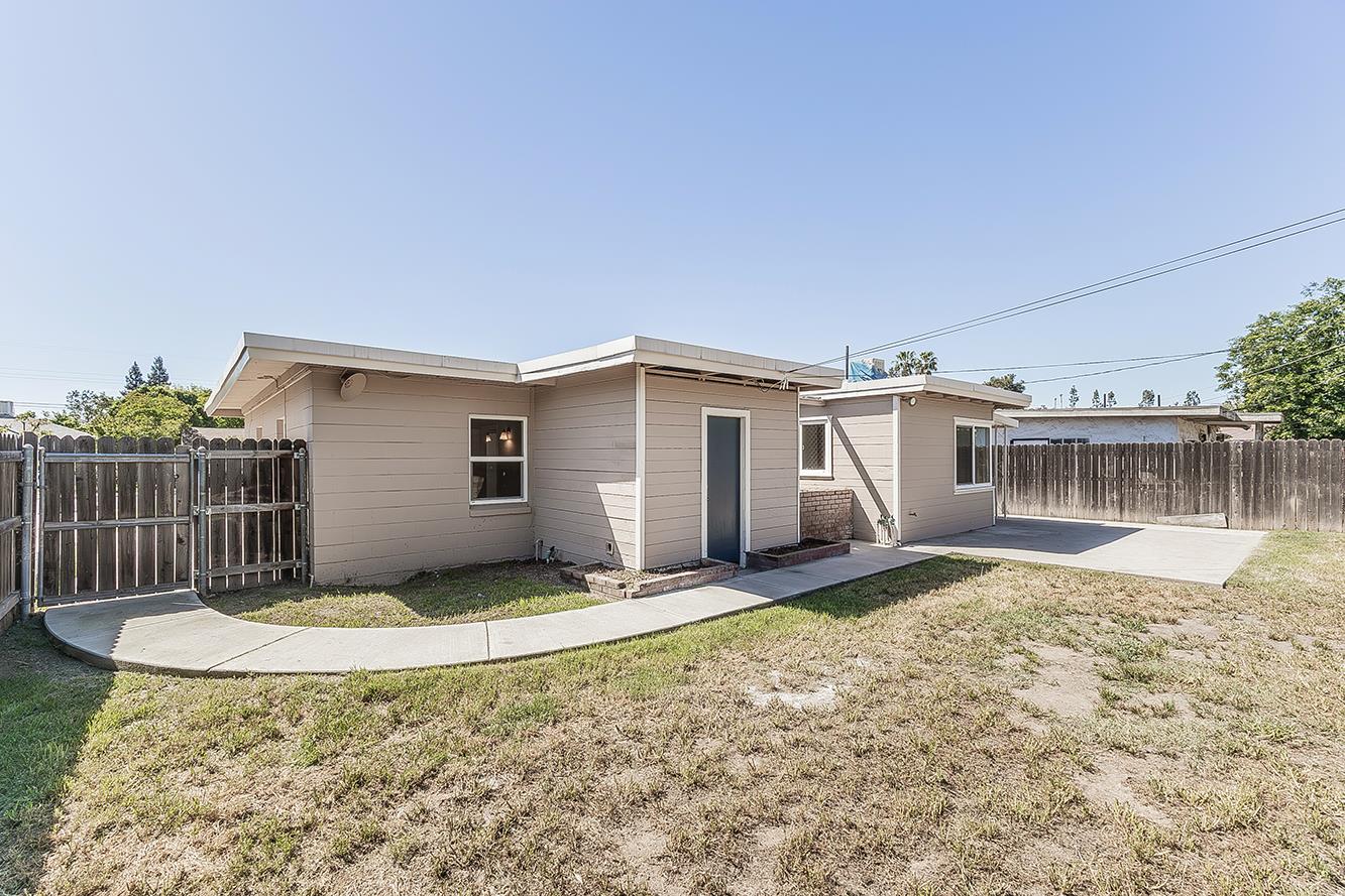 208 West Hampton Way Fresno, CA 93705 - Photo 34 of 40