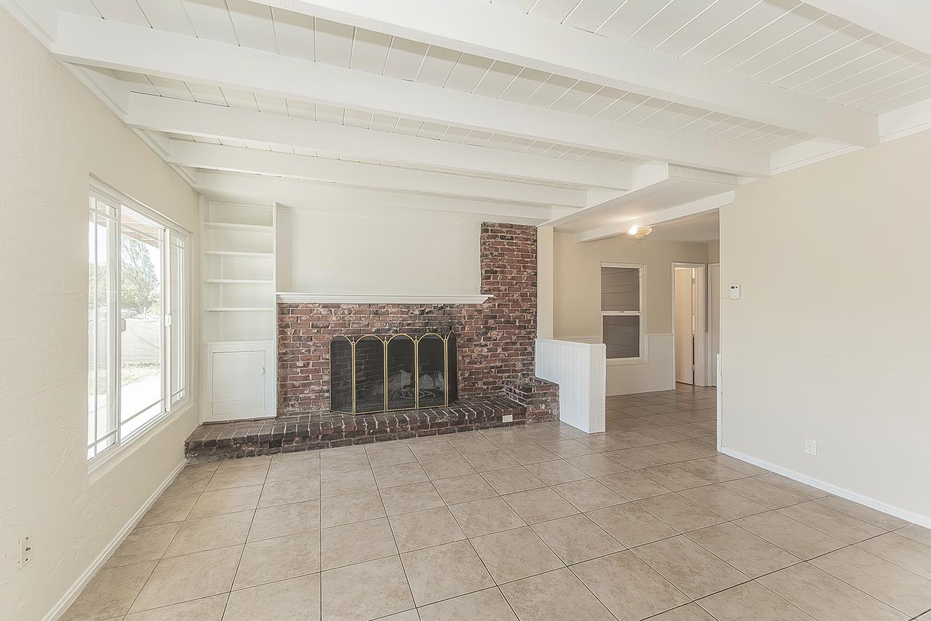 208 West Hampton Way Fresno, CA 93705 - Photo 4 of 40