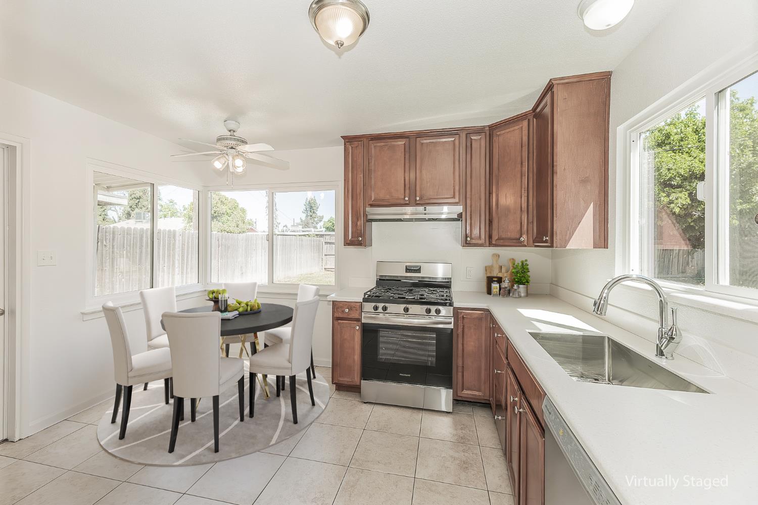208 West Hampton Way Fresno, CA 93705 - Photo 9 of 40
