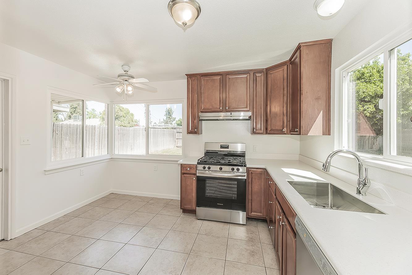 208 West Hampton Way Fresno, CA 93705 - Photo 10 of 40