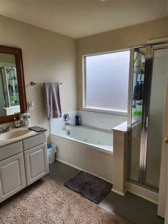 en empty room with windows and ceiling fan