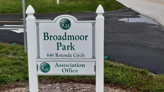 a sign that is sitting on a wall