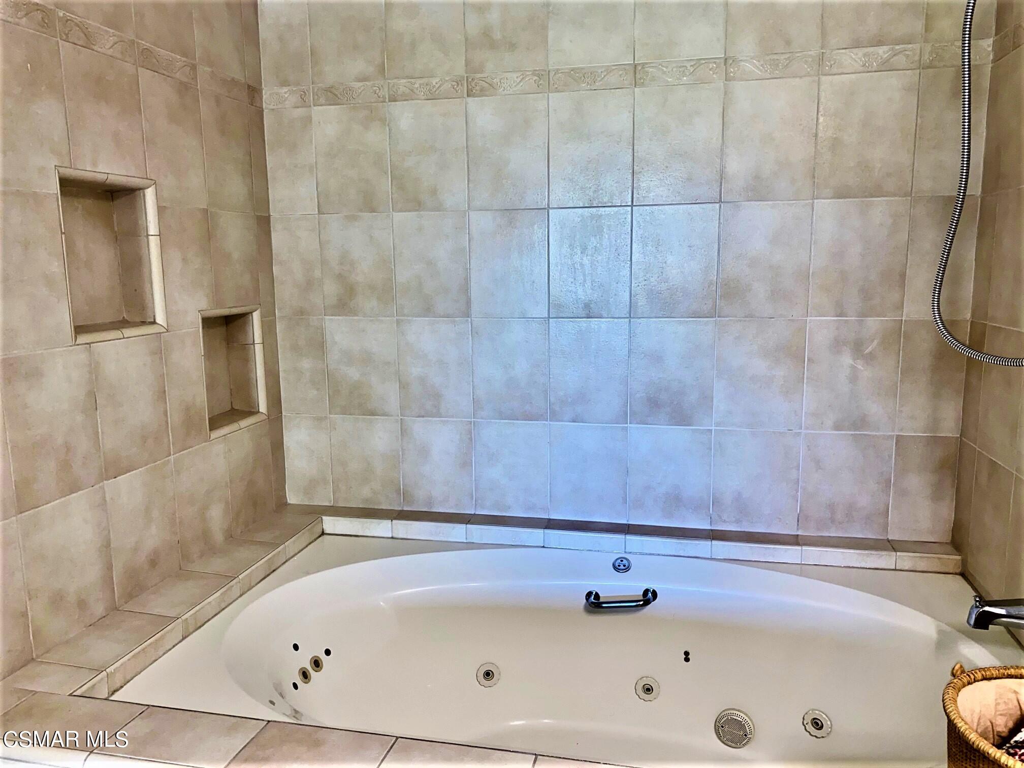 290 Ridgeton Lane, Unit B Simi Valley, CA 93065 - Photo 19 of 25 a bathroom with a tub