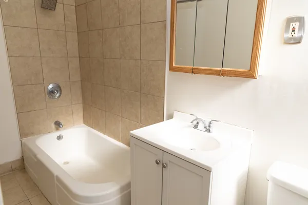 $2,350 | 940 East 48th Street, Unit 1, Chicago, IL 60615