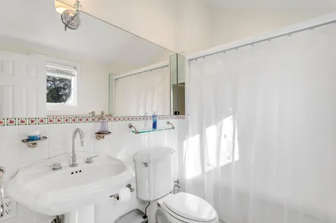 Undisclosed Address, Southampton, NY 11968
