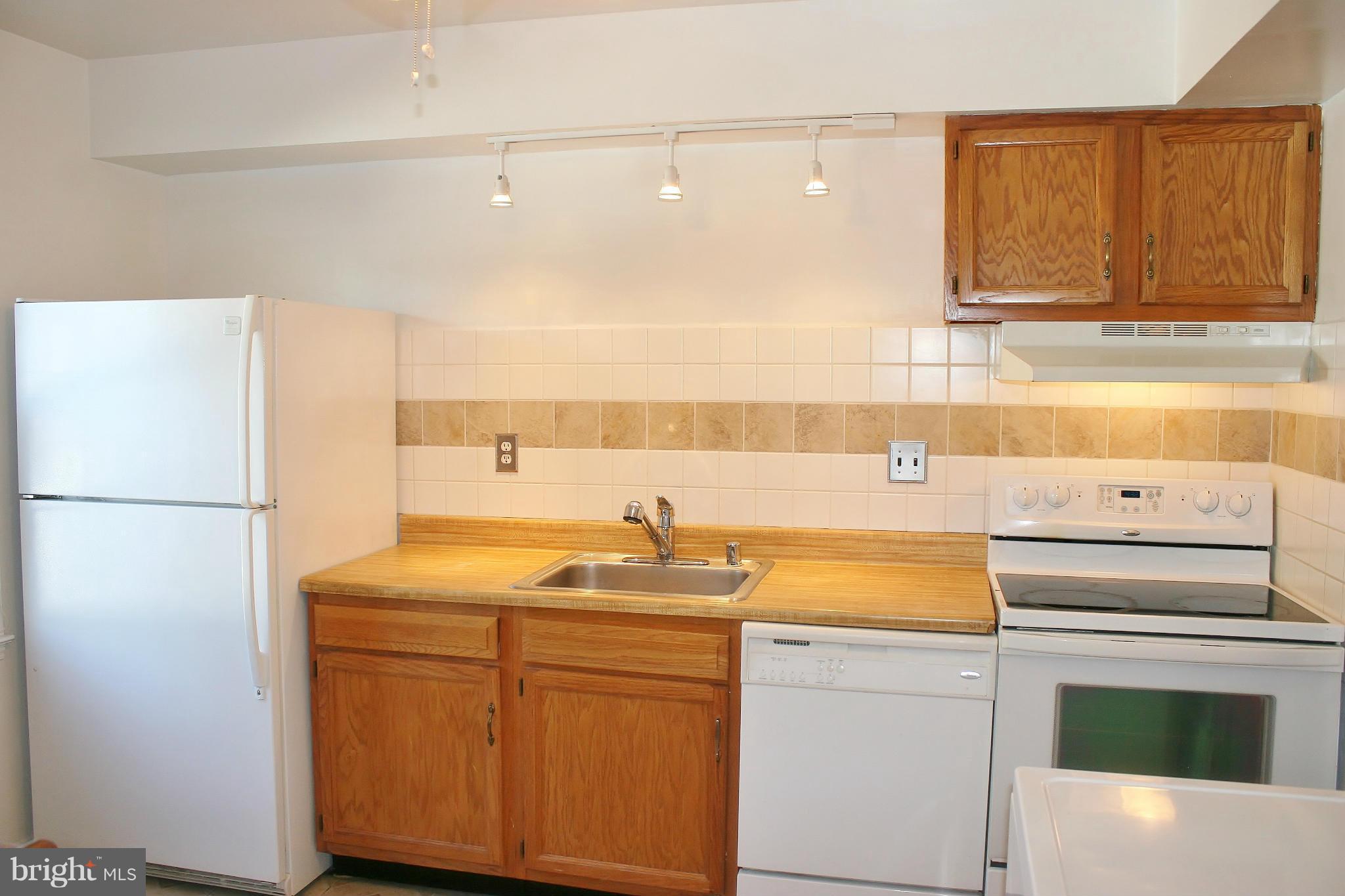 9902 Hampton Road Manassas, VA 20110 - Photo 2 of 16 Kitchen