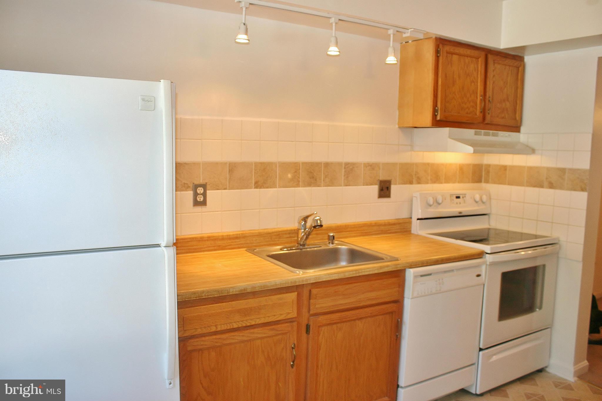 9902 Hampton Road Manassas, VA 20110 - Photo 3 of 16 Kitchen
