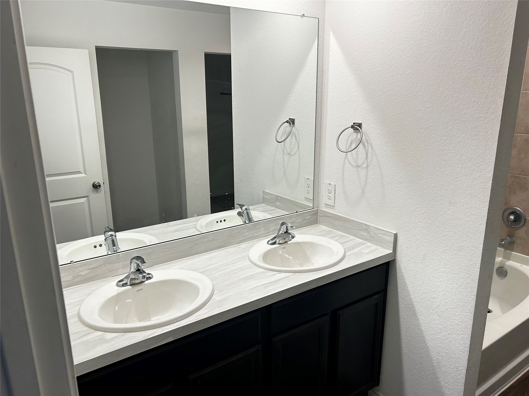 22414 Goose Pasture Lane Spring, TX 77373 - Photo 5 of 11 Beautiful dule sinks and counter tops in Primary Restroom.