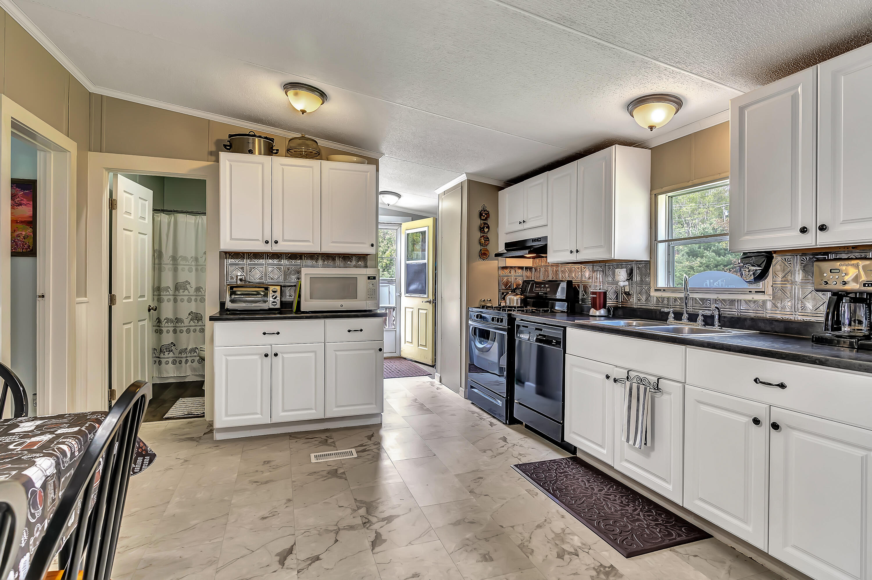 Plenty of cabinets