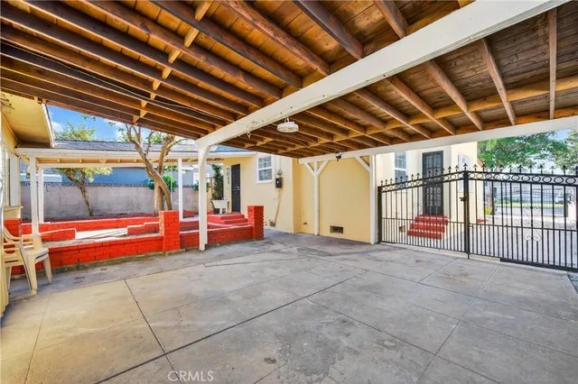 a view of a house with backyard