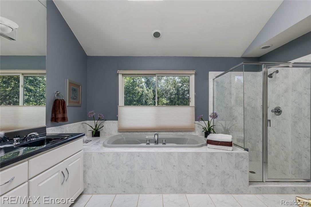 6775 Oakhurst Ridge Road Clarkston, MI 48348 - Photo 19 of 37 Master Bathroom