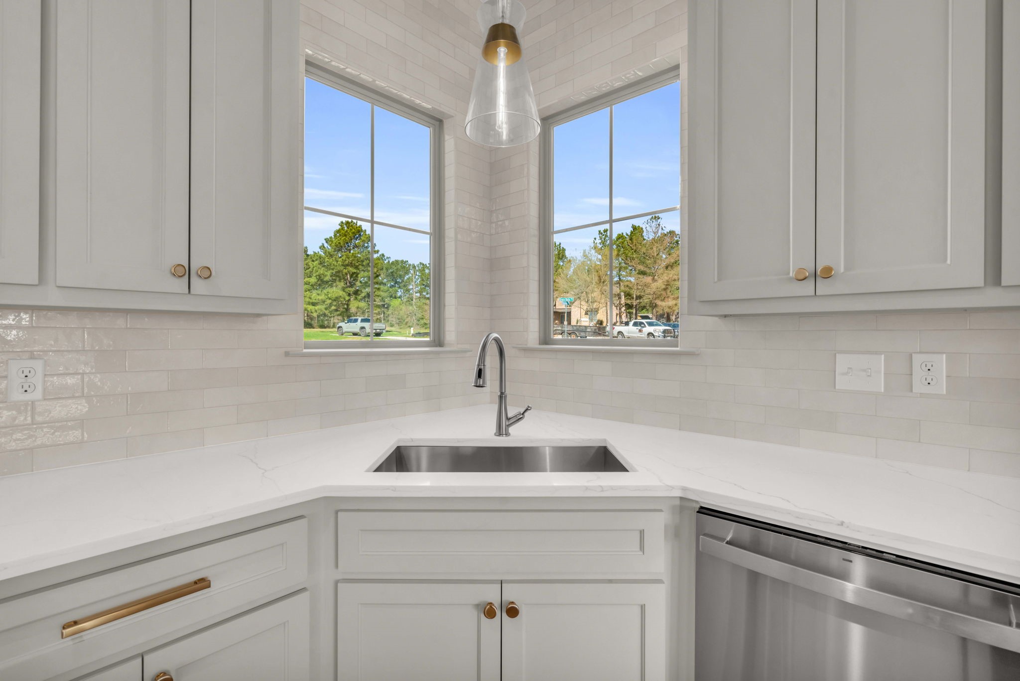 24972 Hopeview Way Montgomery, TX 77356 - Photo 10 of 38 Attractive glazed subway tile installed to the ceiling.