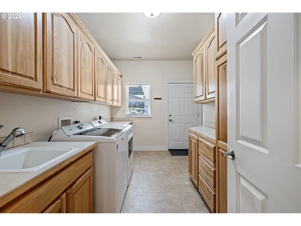 $649,900 | 2260 Ibsen Avenue, Cottage Grove, OR 97424