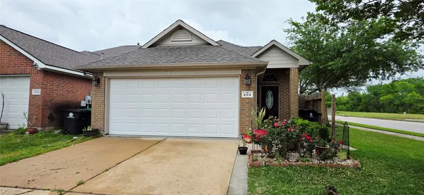 a front view of house with yard