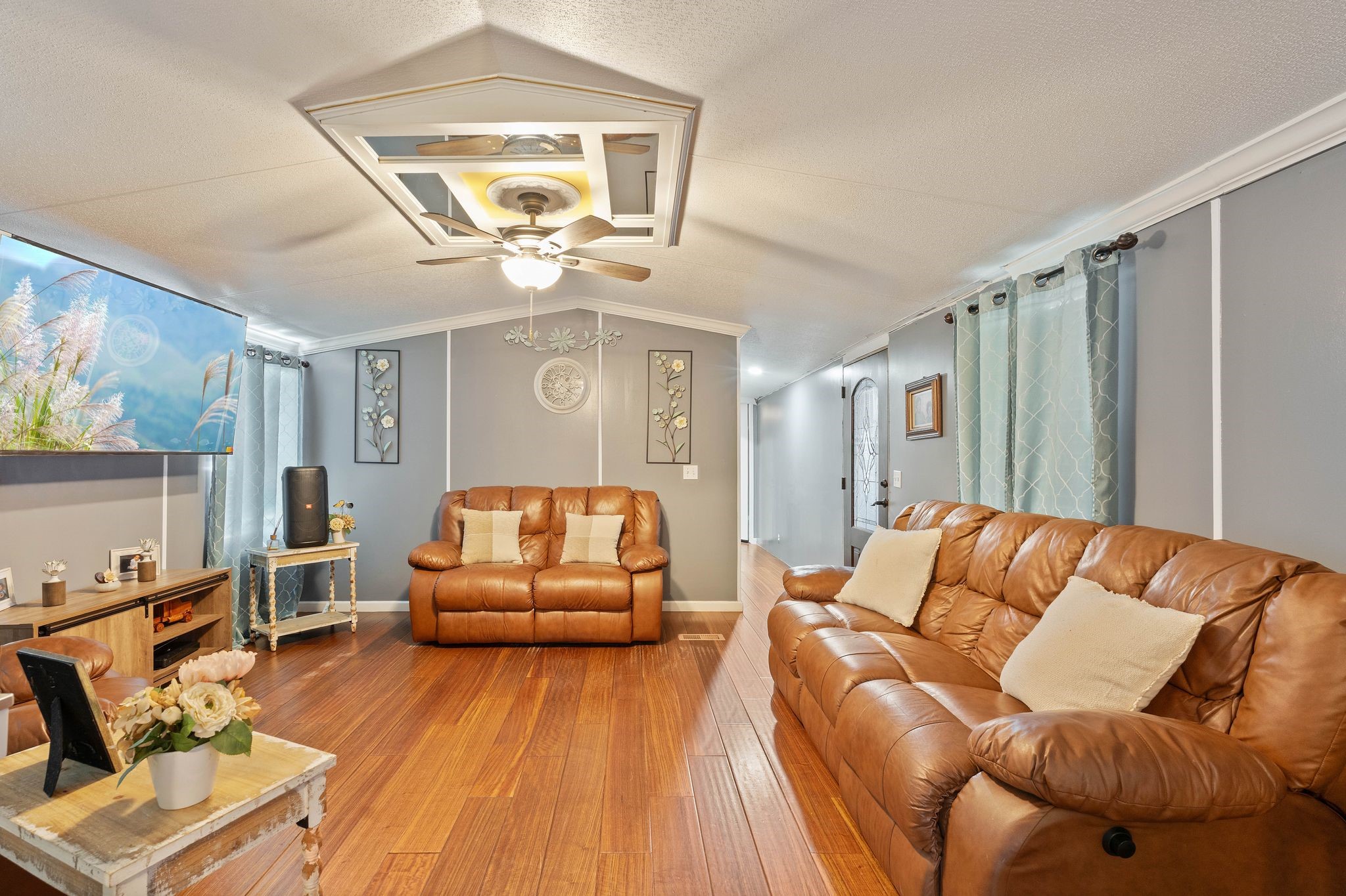 16320 Summit Oaks Drive Conroe, TX 77303 - Photo 13 of 38 a living room with furniture and a flat screen tv