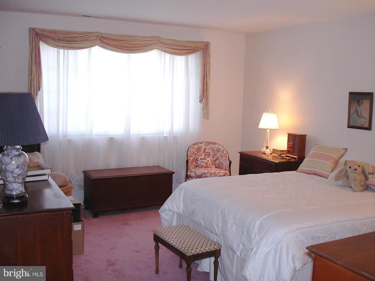 413 Rockfleet Road, Unit 101 Lutherville-Timonium, MD 21093 - Photo 11 of 27 SPACIOUS MASTER BR WITH WALK-IN CLOSETS