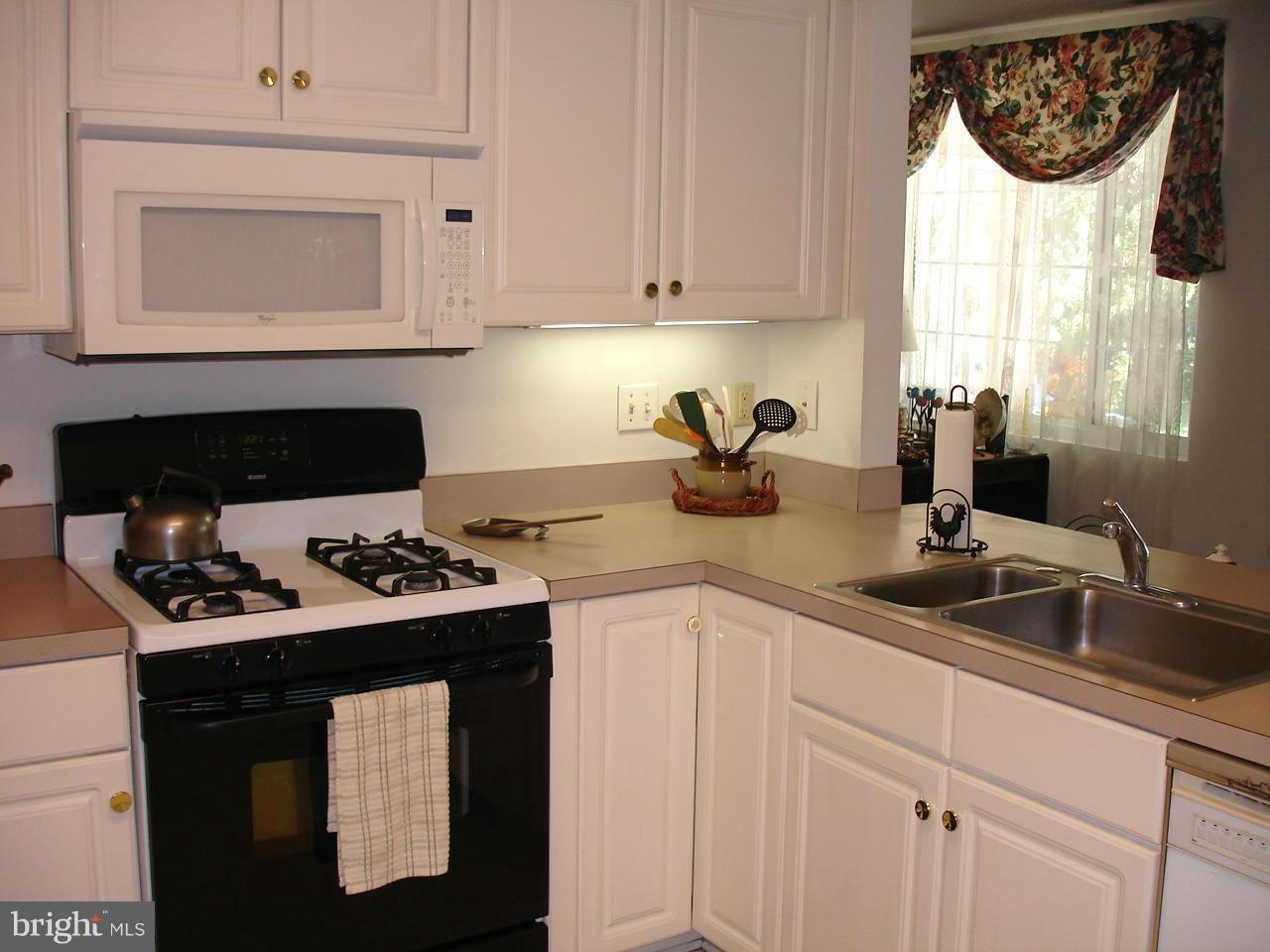 413 Rockfleet Road, Unit 101 Lutherville-Timonium, MD 21093 - Photo 3 of 27 OPENS TO DINING SPACE