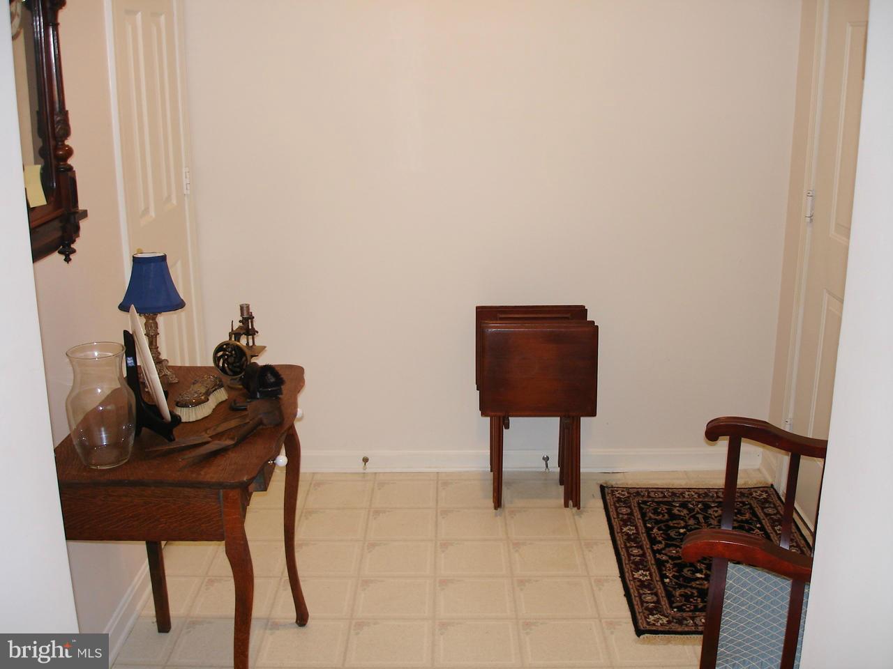 413 Rockfleet Road, Unit 101 Lutherville-Timonium, MD 21093 - Photo 22 of 27 LARGE FOYER AREA