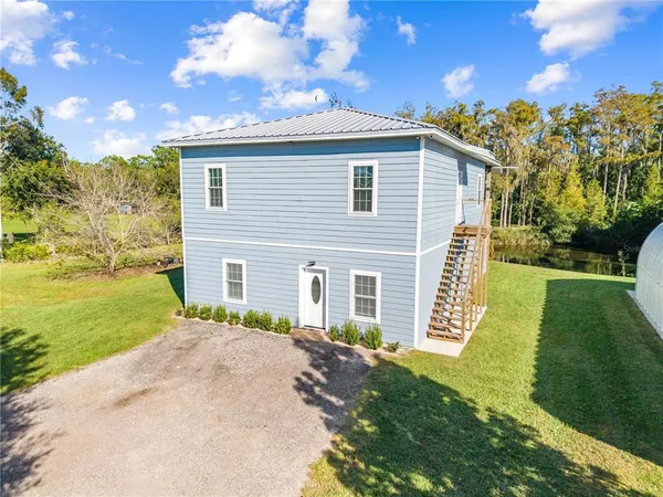 a view of a house with a yard