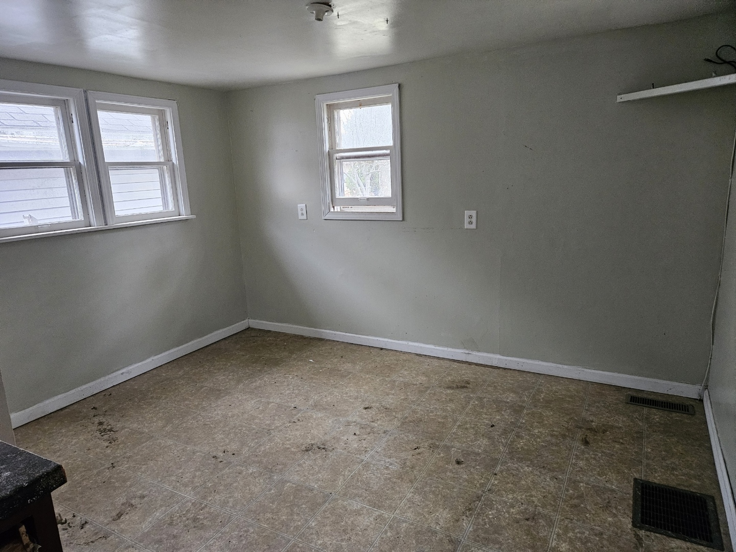 106 West Reynolds Street Newton, IL 62448 - Photo 12 of 12 an empty room with a window