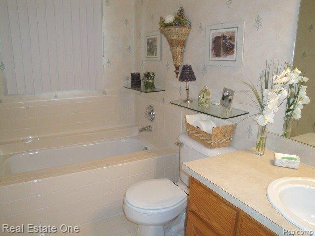 21305 Rome Drive Macomb, MI 48044 - Photo 17 of 25 21305 ROME (MSTR BATH).JPG