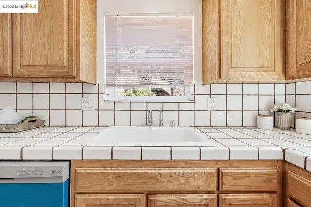 $1,199,000 | 6659 Exeter Drive, Oakland, CA 94611