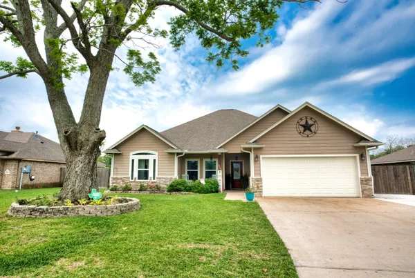 $350,000 | 512 Wellshire Drive, West Columbia, TX 77486
