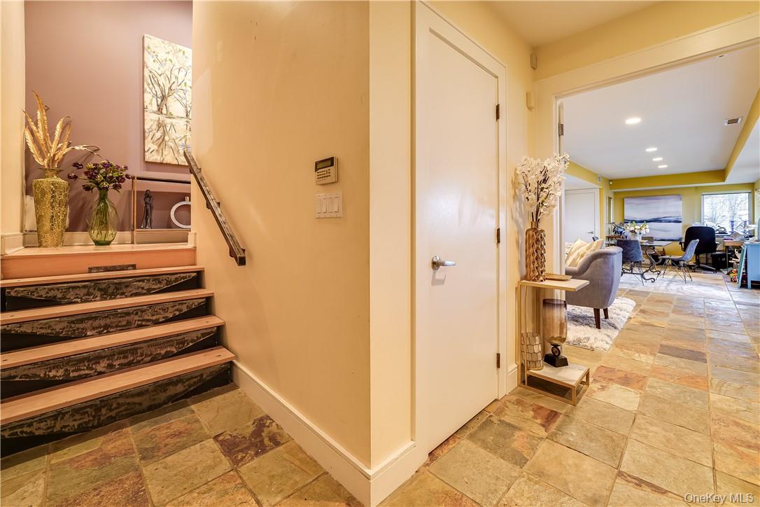 910 Rte 9W Nyack, NY 10960 - Photo 14 of 36 Corridor to 1st Landing