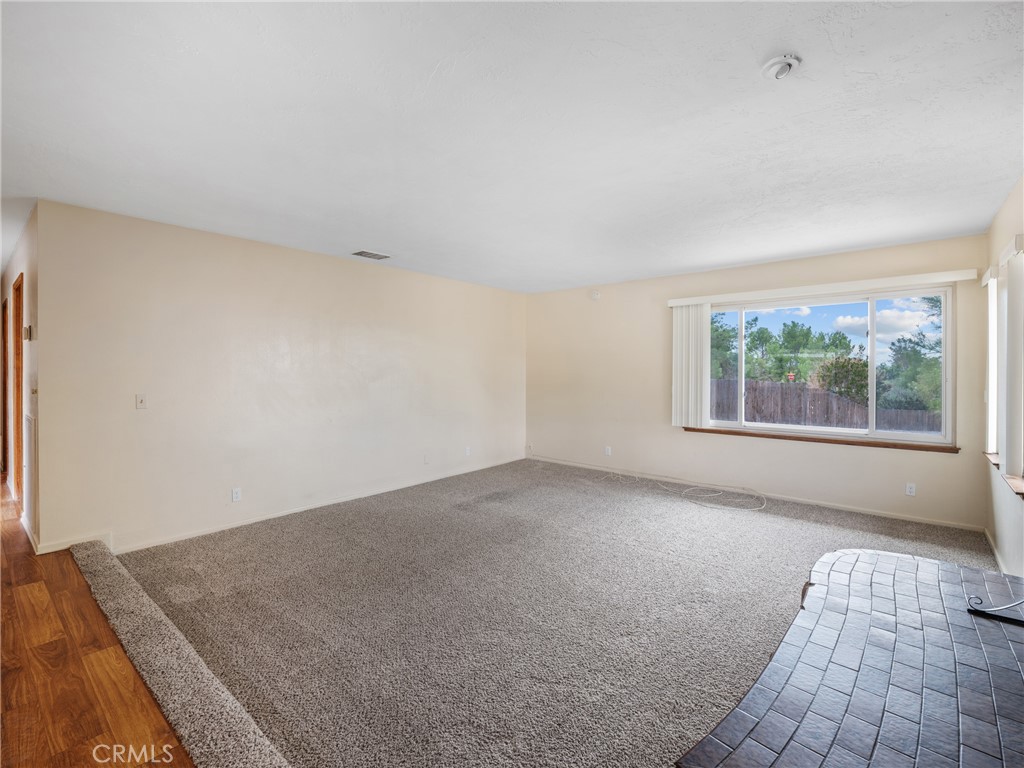 19236 Hupa Road Apple Valley, CA 92307 - Photo 19 of 44 an empty room with a window