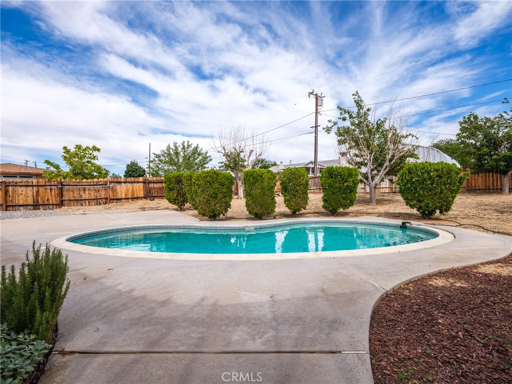 19236 Hupa Road Apple Valley, CA 92307 - Photo 31 of 44 a view of a park