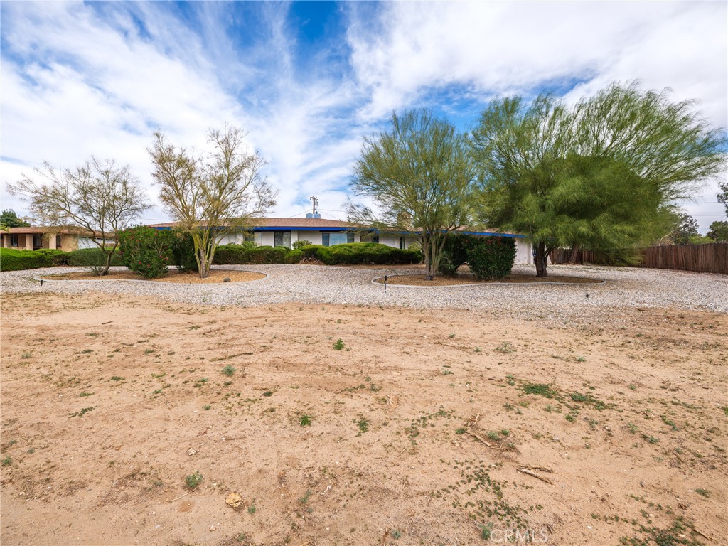 19236 Hupa Road Apple Valley, CA 92307 - Photo 43 of 44 a backyard of a house with lots of green space