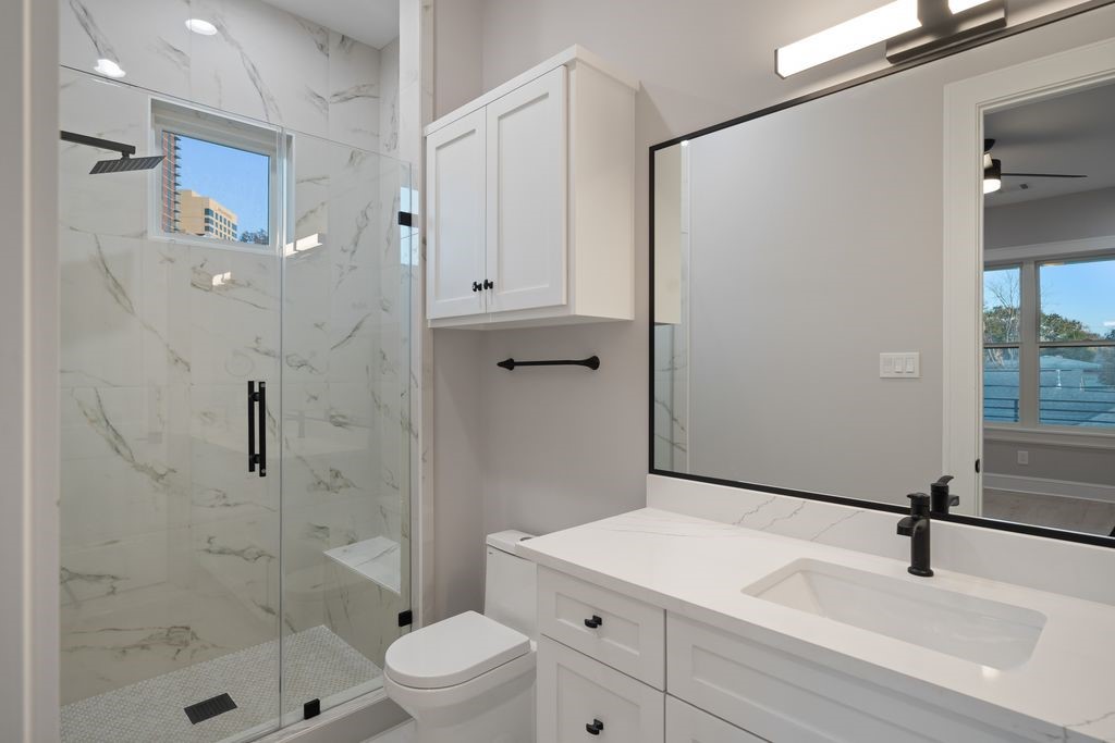 2046 MacArthur Street Houston, TX 77030 - Photo 34 of 39 En-suite bath for Bedroom 4