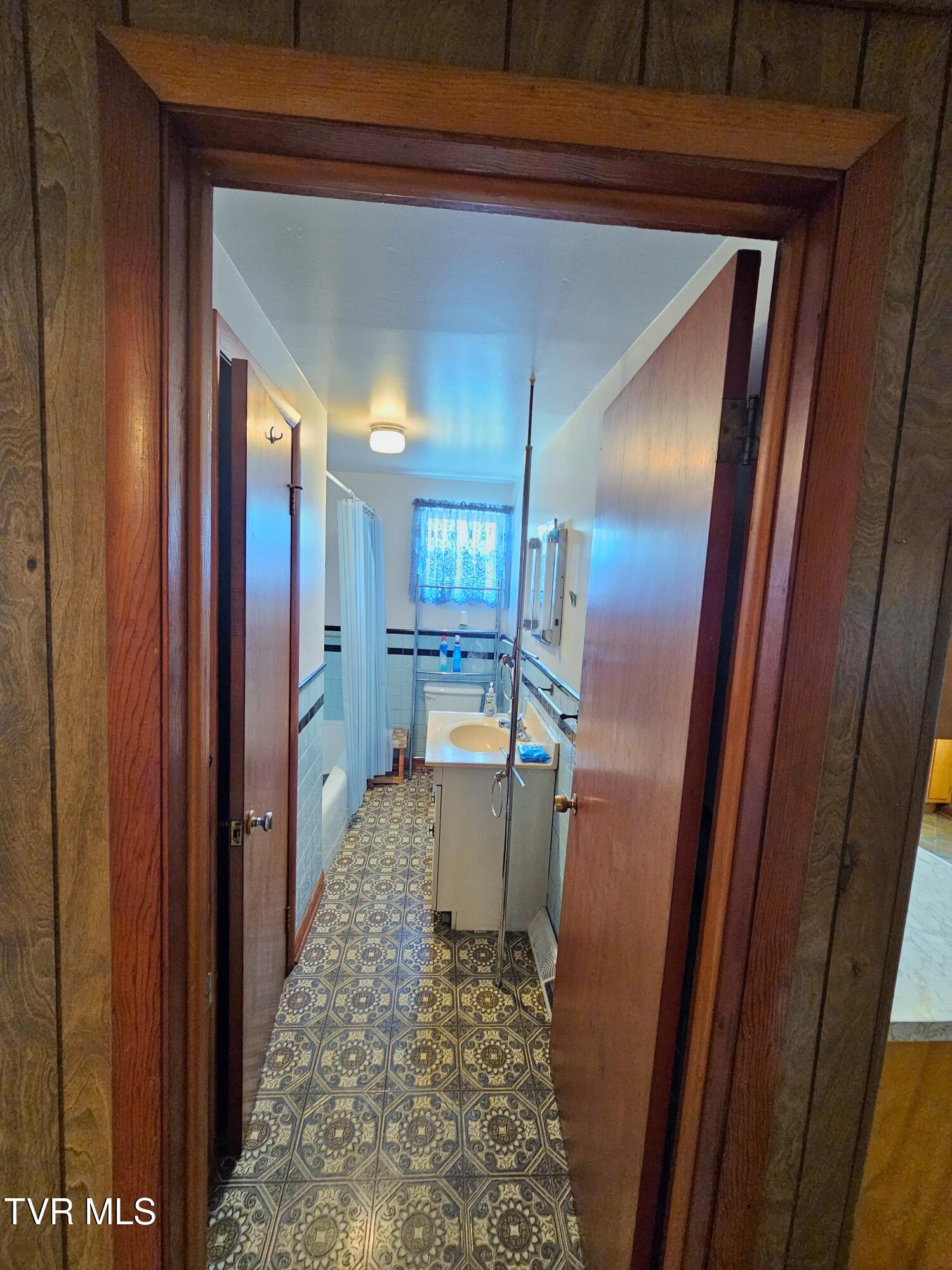 5239 Highway 421 Pennington Gap, VA 24277 - Photo 23 of 45 upstairs apt bathroom