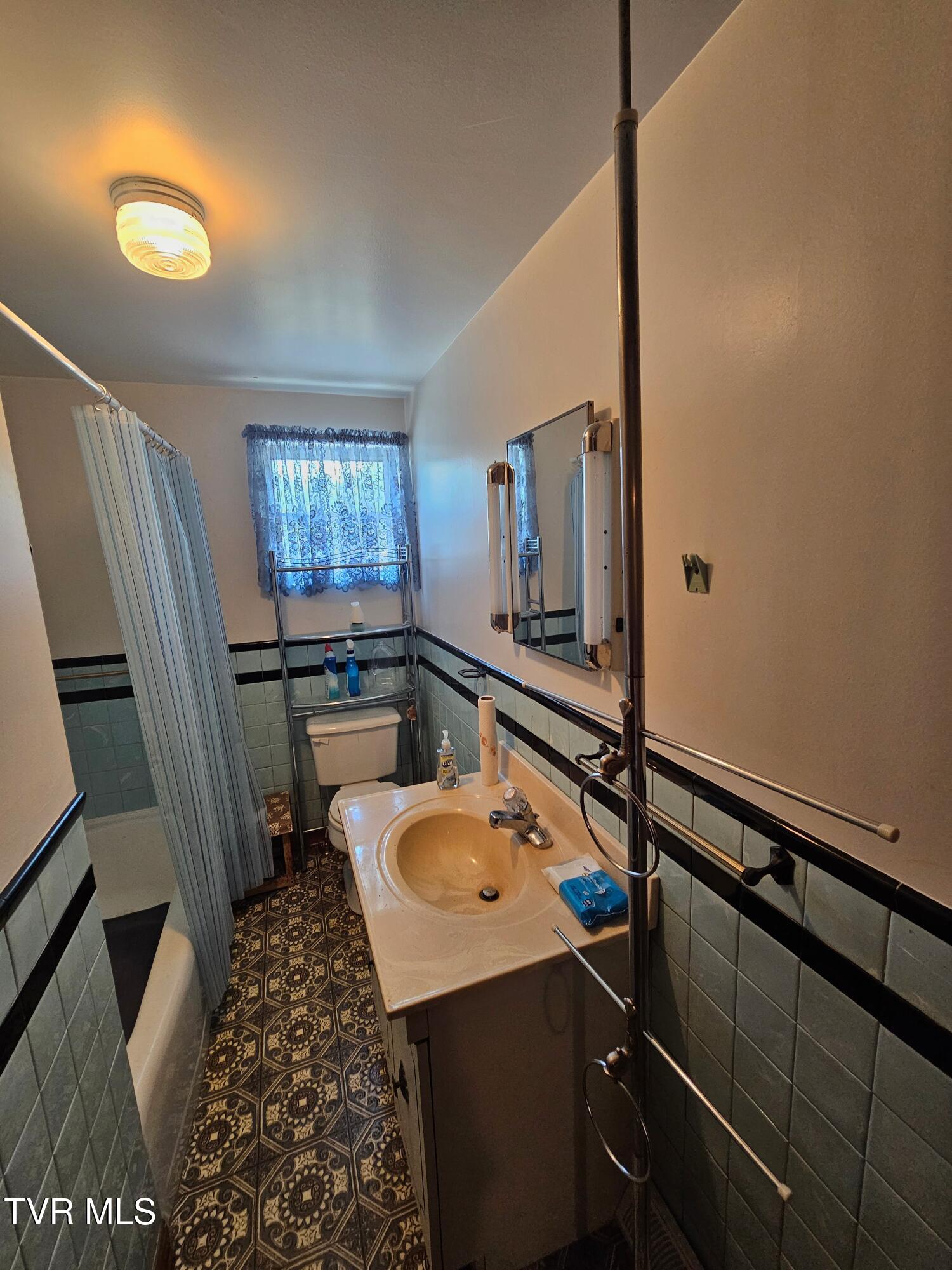 5239 Highway 421 Pennington Gap, VA 24277 - Photo 24 of 45 upstairs apt bathroom