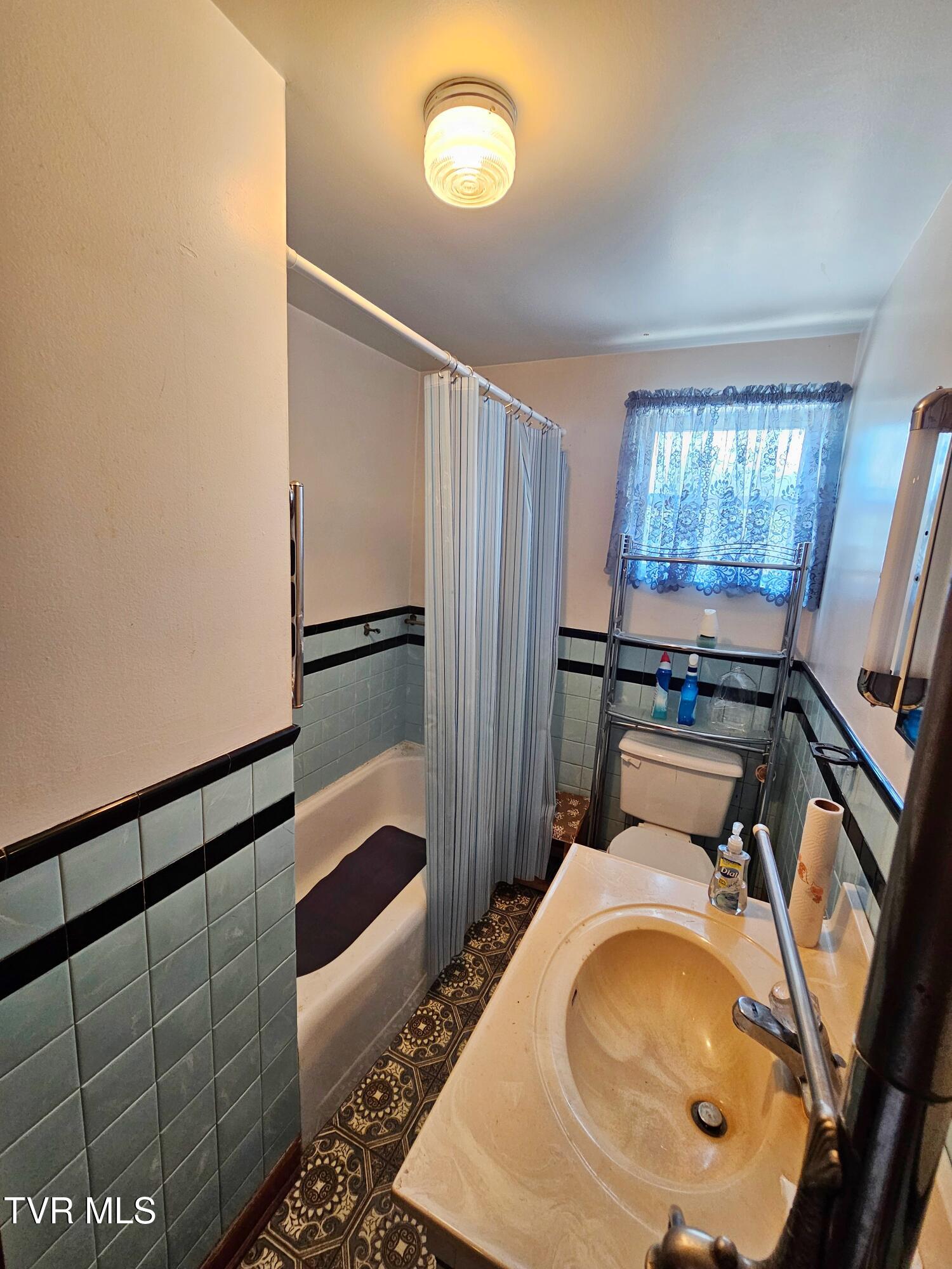 5239 Highway 421 Pennington Gap, VA 24277 - Photo 25 of 45 upstairs apt bathroom