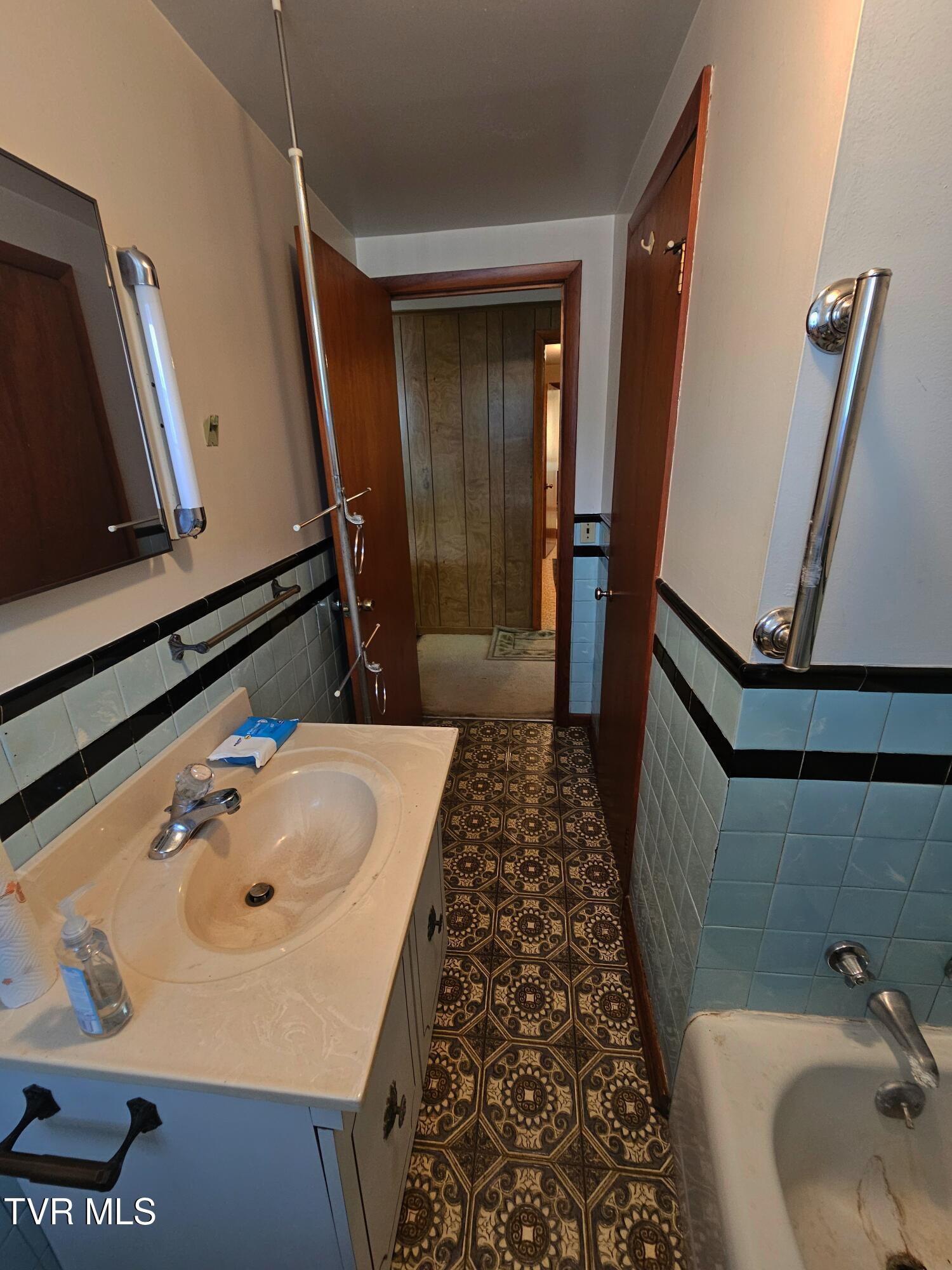 5239 Highway 421 Pennington Gap, VA 24277 - Photo 26 of 45 upstairs apt bathroom