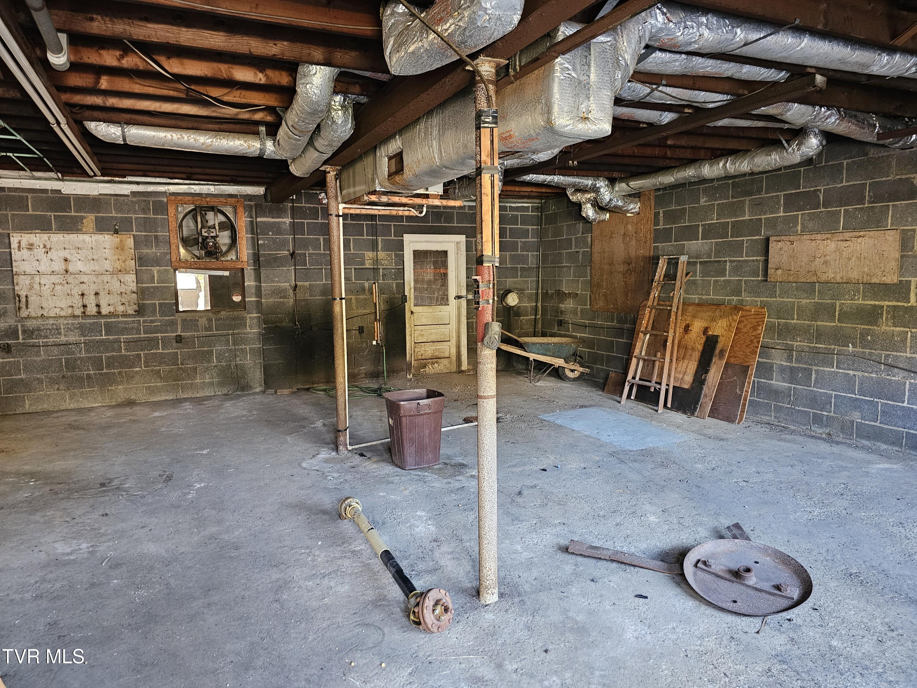 5239 Highway 421 Pennington Gap, VA 24277 - Photo 35 of 45 Left bay