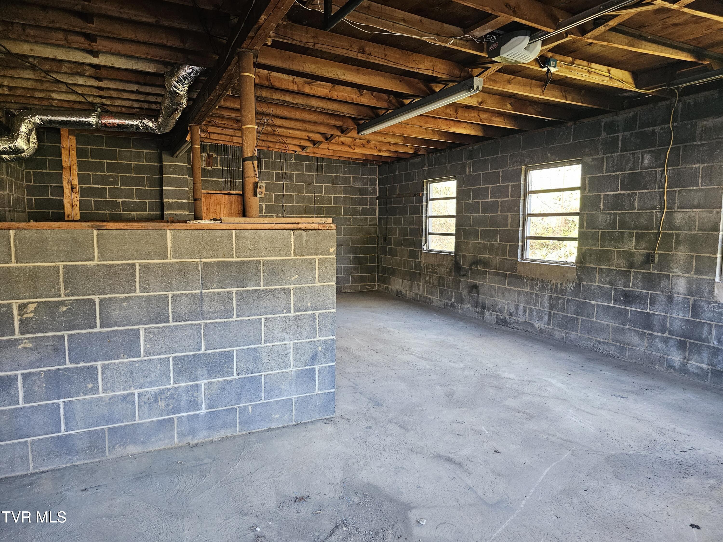 5239 Highway 421 Pennington Gap, VA 24277 - Photo 41 of 45 Right bay