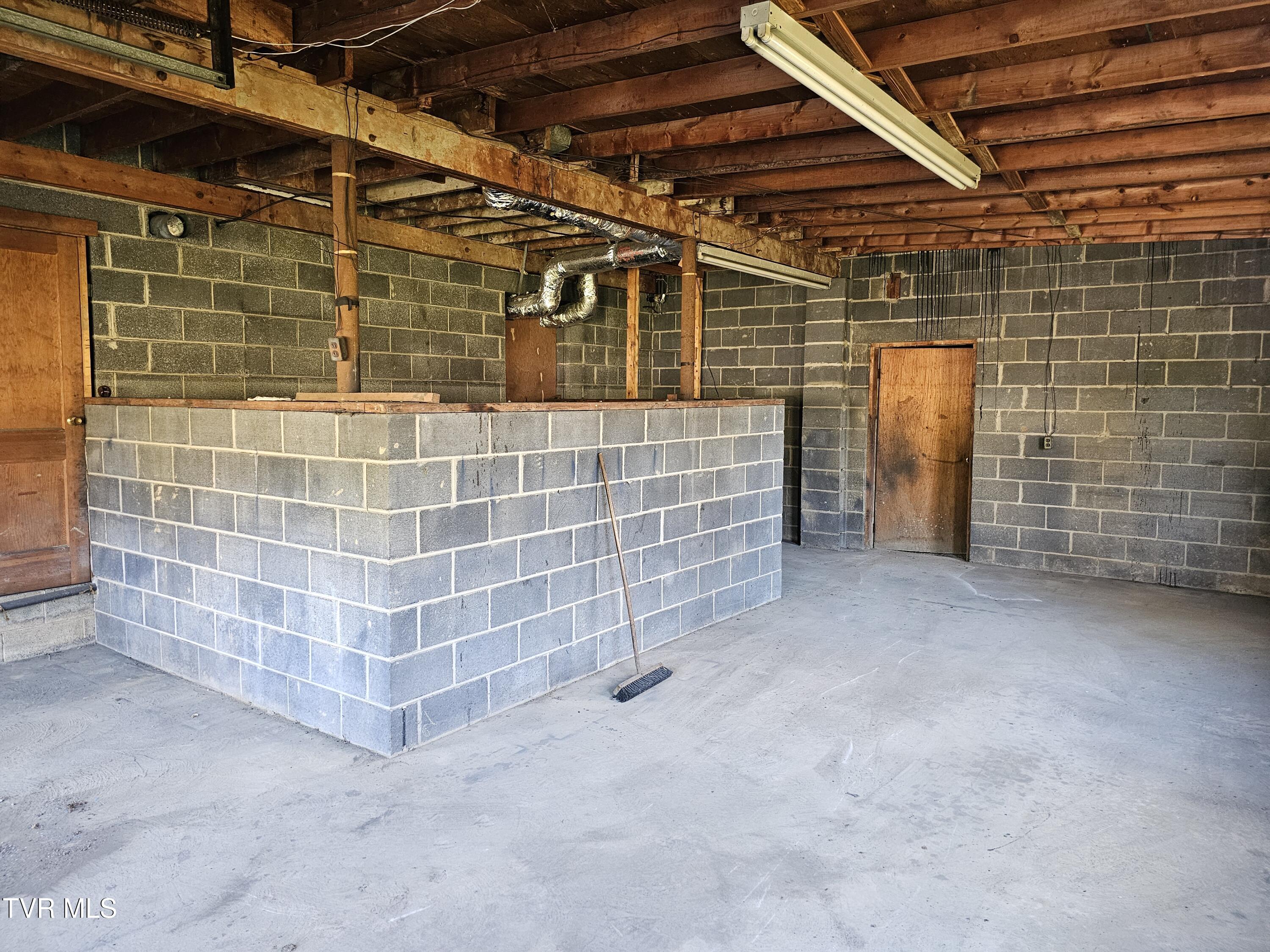 5239 Highway 421 Pennington Gap, VA 24277 - Photo 42 of 45 Right bay