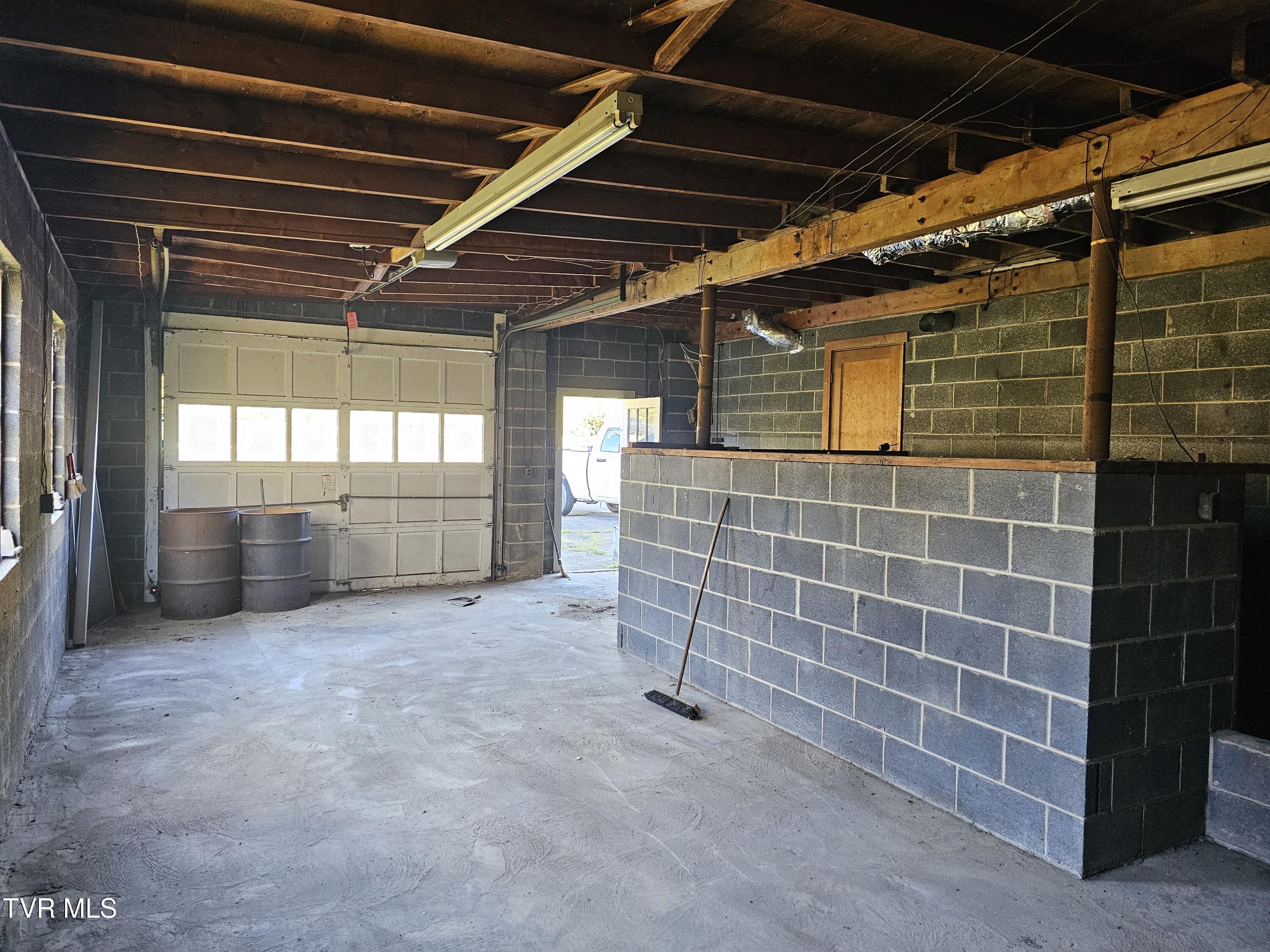 5239 Highway 421 Pennington Gap, VA 24277 - Photo 43 of 45 Right bay