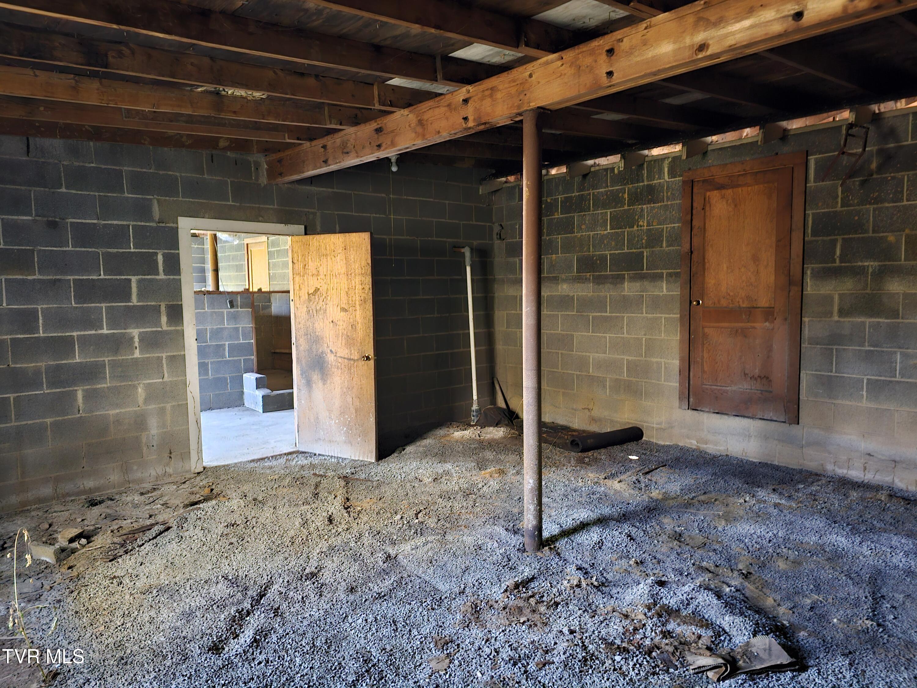5239 Highway 421 Pennington Gap, VA 24277 - Photo 45 of 45 Right bay back storage