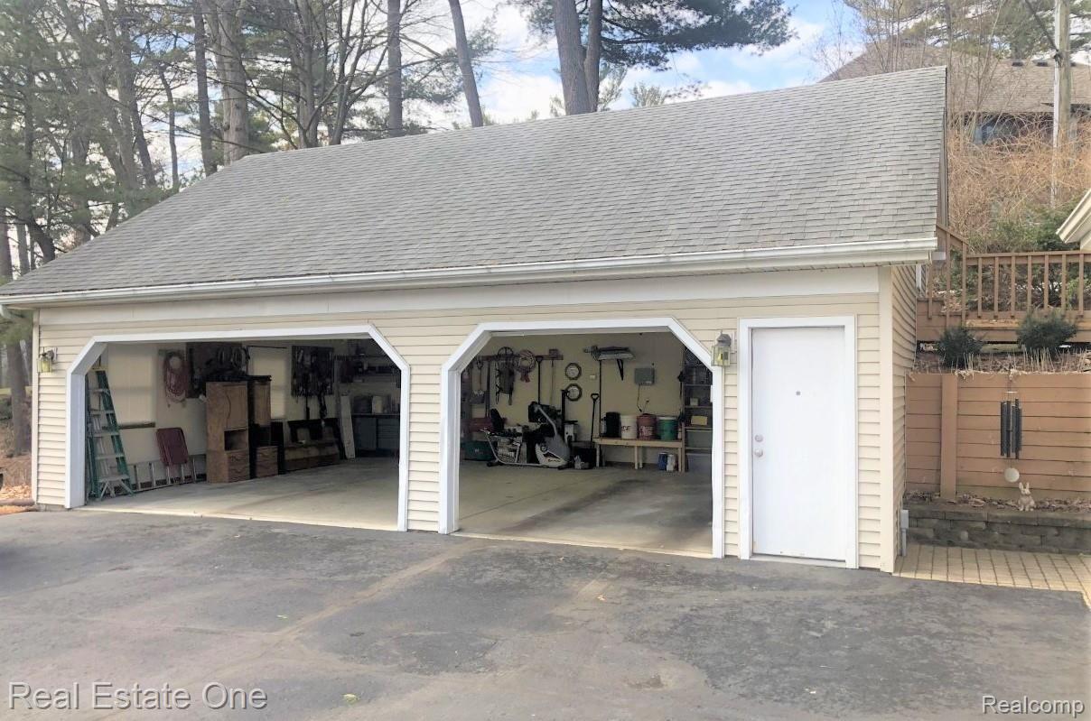 944 Pine Tree Road West Lake Orion, MI 48362 - Photo 12 of 81 Built in shelving/storage and tool chest/work bench area!