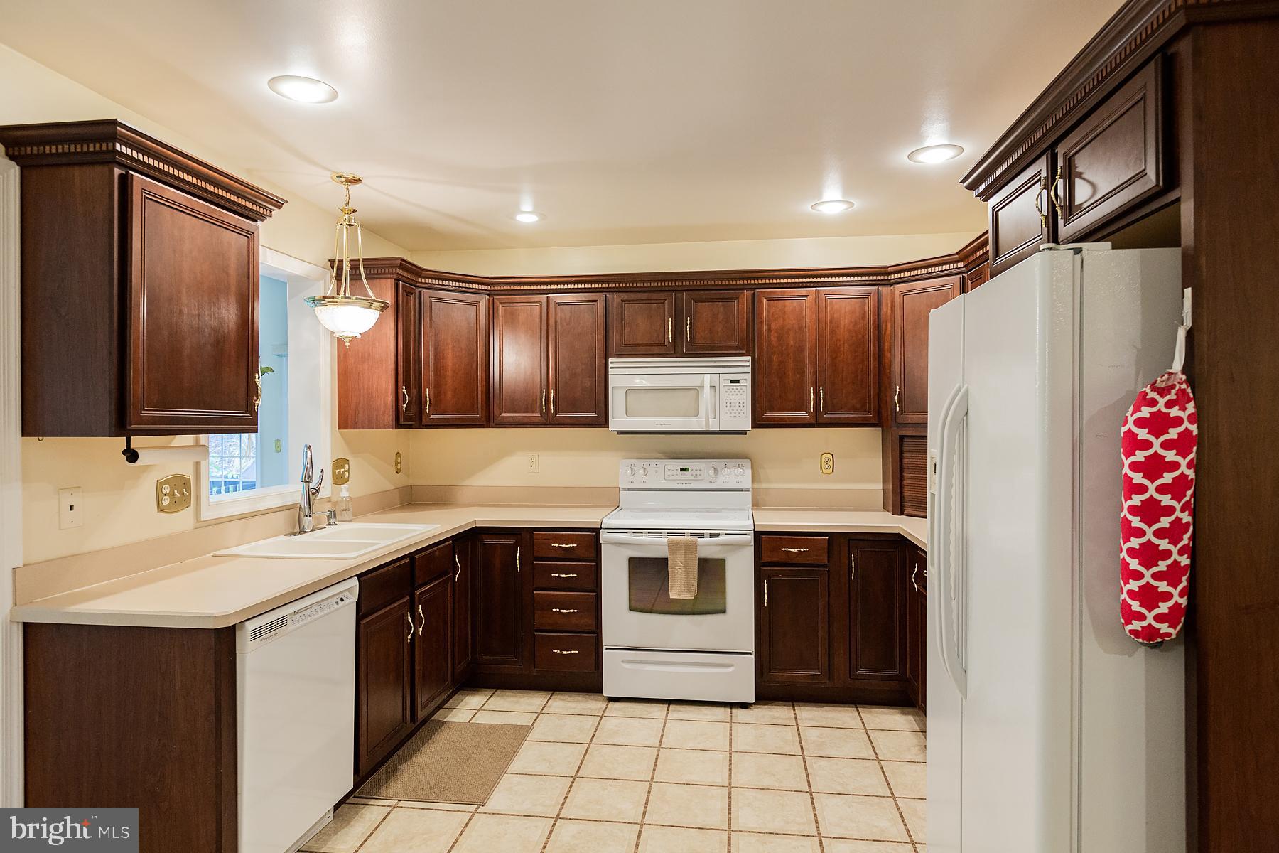 748 Old Lancaster Pike Reading, PA 19607 - Photo 35 of 118 Cherry Cabinets with Dentil Crown Molding