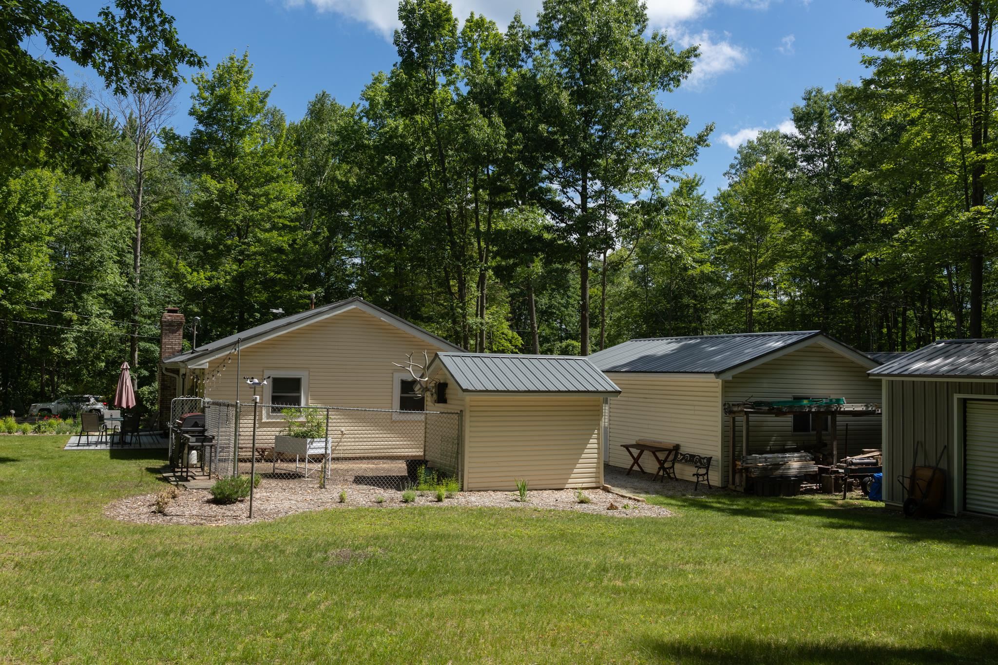 7692 Lakeview Street Harrison, MI 48625 - Photo 3 of 21 1947358-9a27b42b-3899-415d-8c31-667e956fcb0a.JPG